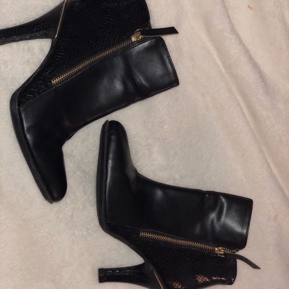 Classic black booties with gold detailing - Picture 2 of 4